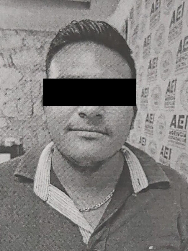 Rostro de un hombre tapado de los ojos, mientras es presentado ante la justicia en Oaxaca.