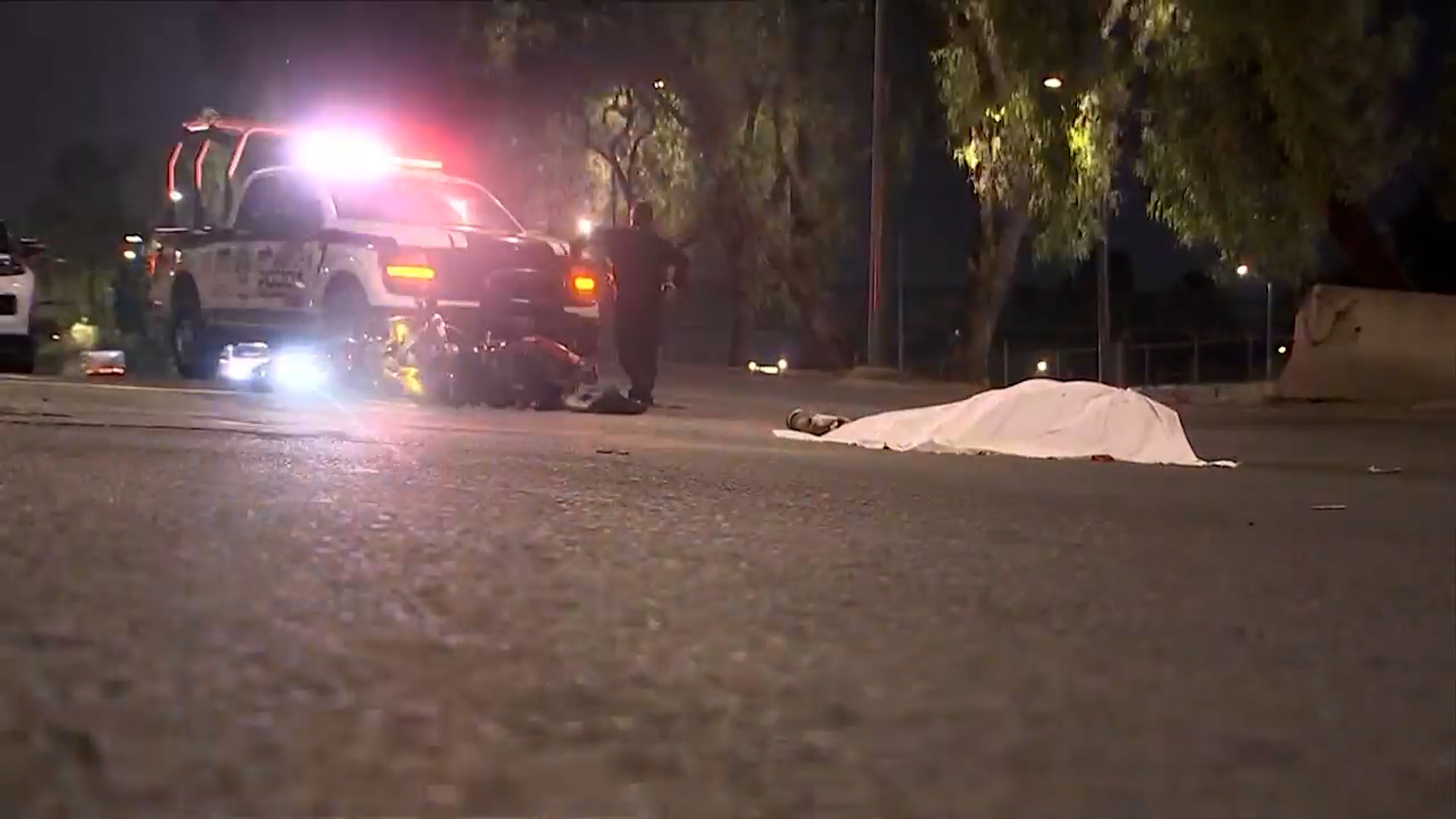 Violenta madrugada en CdMx deja un ejecutado en la Doctores y un muerto por accidente vial en Iztapalapa. Reporte completo.