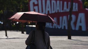 Ante la jornada de cielos despejados y días calurosos en Guadalajara, transeúntes optan por salir con paraguas para protegerse del sol