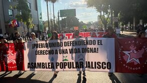 Integrantes de la Asamblea Popular de Jalisco protestan por las calles de Guadalajara por aumento al trasporte público