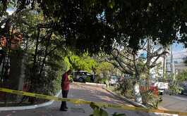 Camioneta estrellada, hombre en la acera