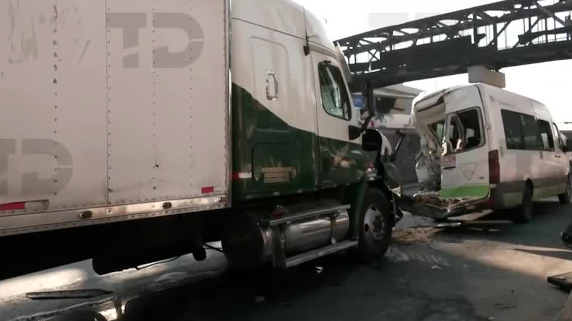 Primeros informes indican que el conductor de la unidad de carga embistió por la parte de atrás a un vehículo de pasajeros.