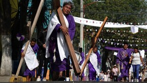 Nazarenos marchan sobre las calles de Iztapalapa durante el Viacrucis