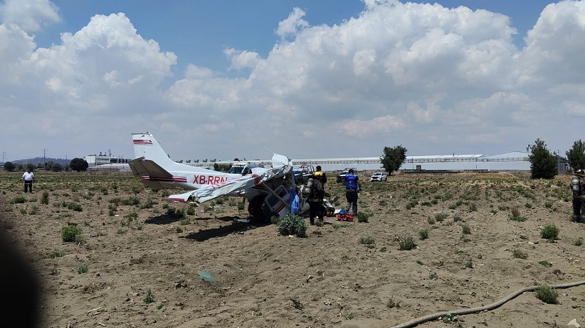 Personal de rescate atiende caída de una aeronave en terrenos de cultivo en Huejotzingo.
