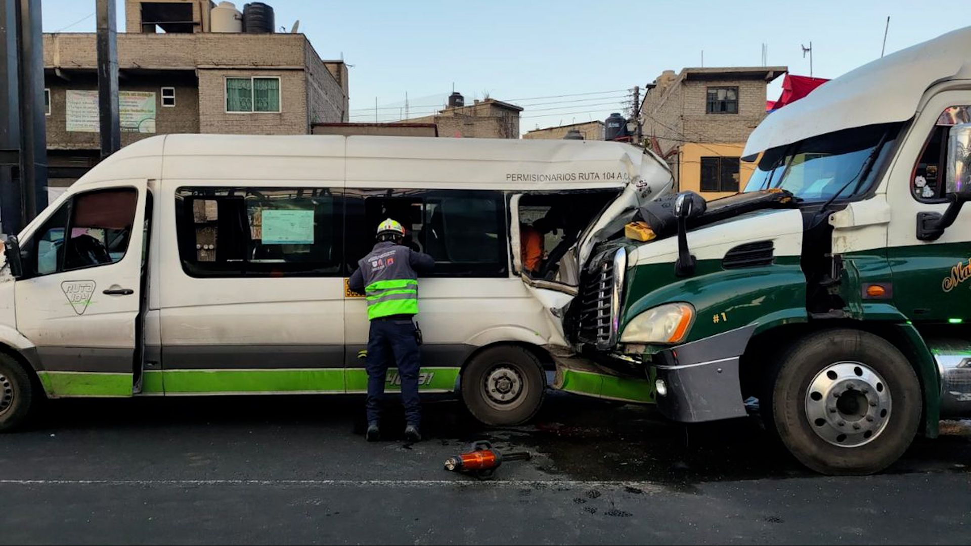 Un fuerte choque en la autopista México-Puebla a la altura de la Virgen deja cuatro heridos graves. Un pasajero permanece prensado tras impacto de camión.