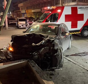 Testigos señalaron que el vehículo circulaba a exceso de velocidad desde varias calles antes del cruce y omitía señalamientos viales.