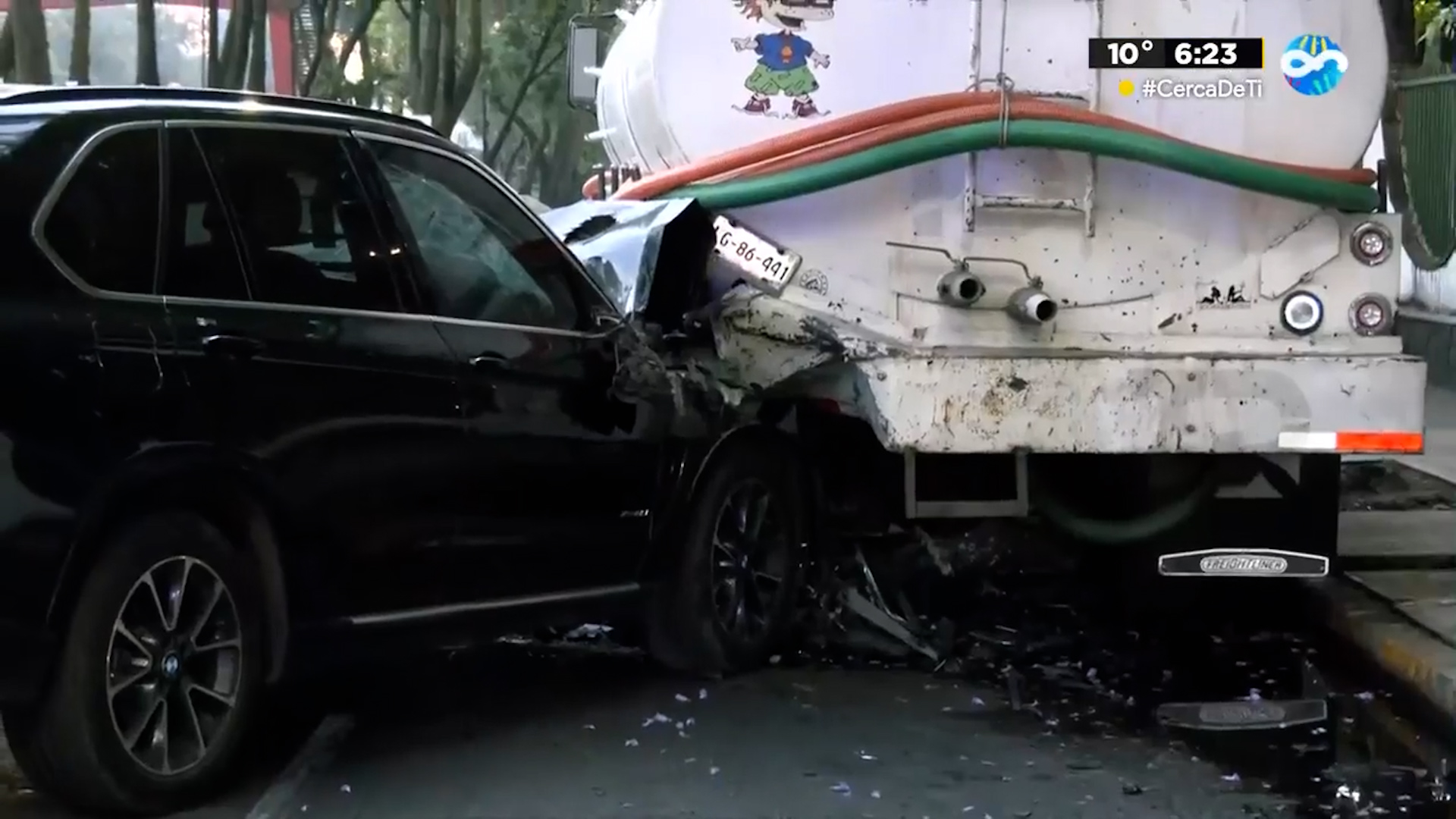 Un conductor en estado de ebriedad se estrelló contra una pipa de agua en la lateral de Río Churubusco, Coyoacán. Fue trasladado al Ministerio Público.