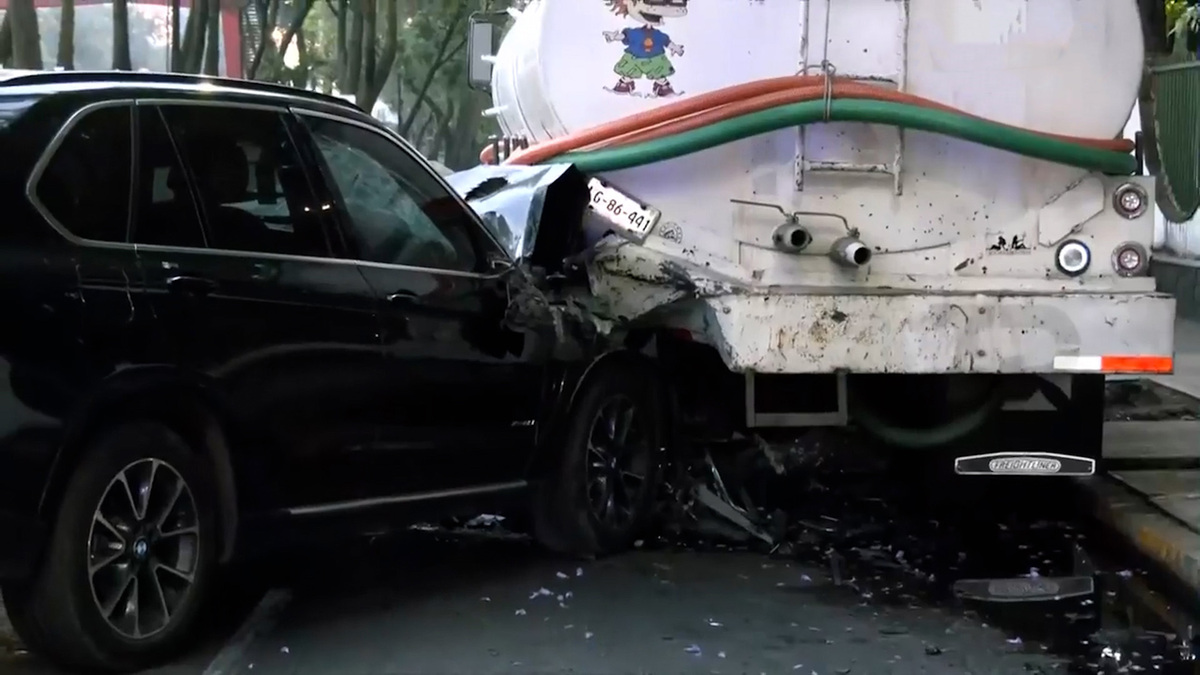Un conductor en estado de ebriedad se estrelló contra una pipa de agua en la lateral de Río Churubusco, Coyoacán. Fue trasladado al Ministerio Público.