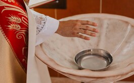 Agua en una pileta, manos d epadre