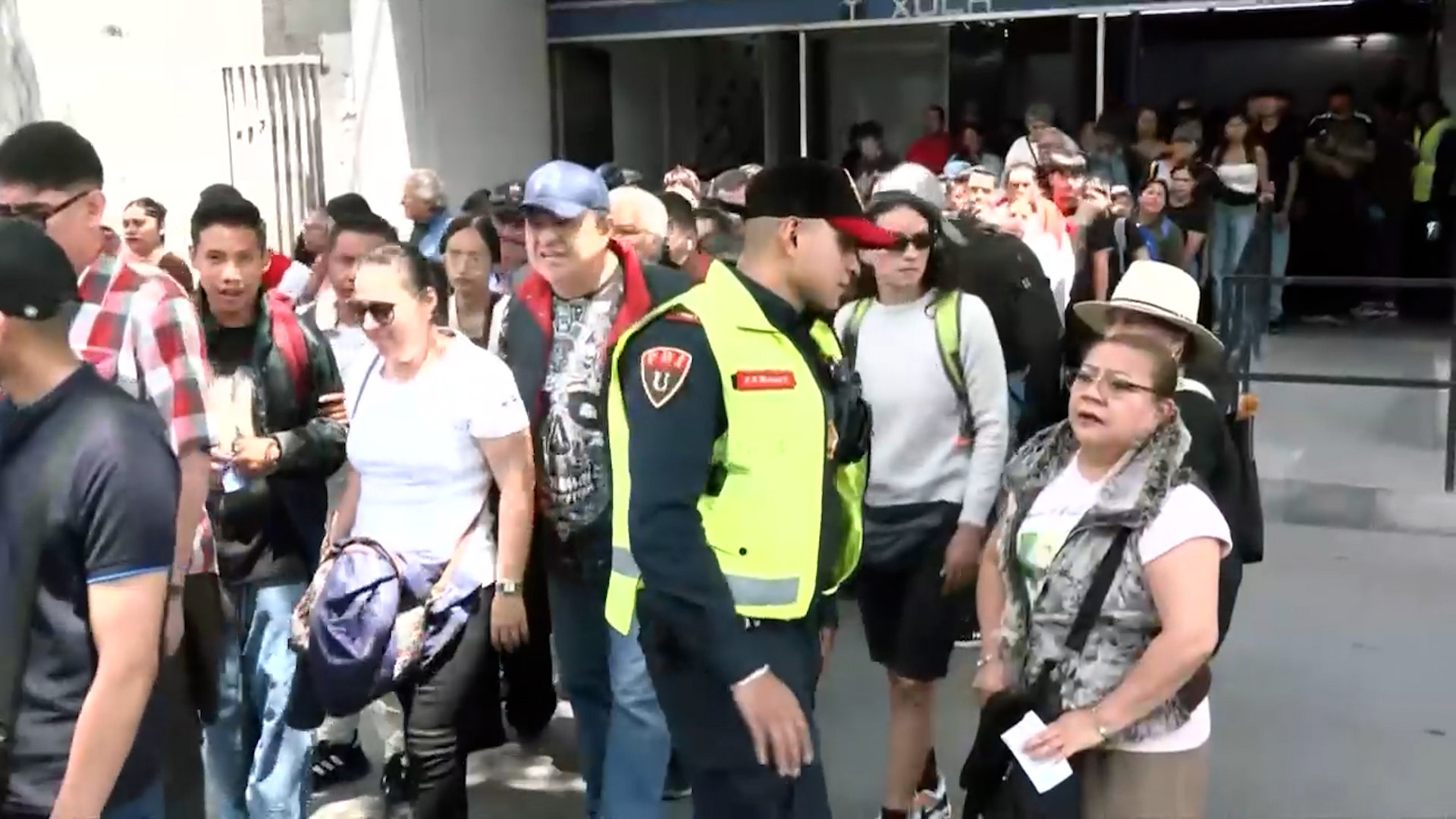 La remodelación de la Línea 2 del Metro provoca caos en Xola. Usuarios reportan filas de 30 minutos para abordar el servicio de apoyo RTP en la CdMx.