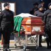 Mujeres policías formadas junto a un féretro con el cuerpo de un compañero fallecido.