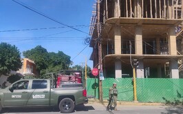 Elementos de seguridad realizando revisiones en una obra donde presuntamente hubo una explosión.