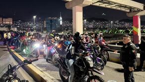 Motociclistas en puente Zaragoza en Monterrey.
