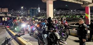 Motociclistas en puente Zaragoza en Monterrey.
