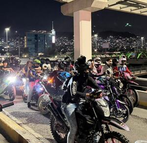Motociclistas en puente Zaragoza en Monterrey.