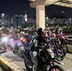 Motociclistas en puente Zaragoza en Monterrey.