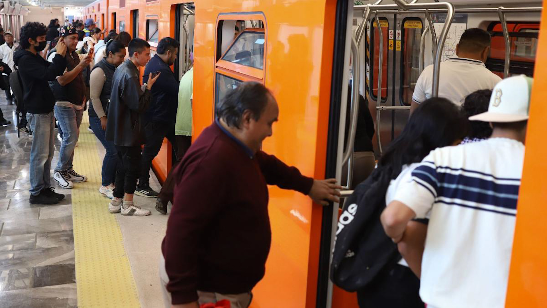 Conoce los horarios del Metro y bancos en CdMx para este Jueves y Viernes Santo. Cierre de estaciones en Línea 2 y rutas de apoyo RTP disponibles.