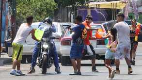Gente desperdiciando agua el Sábado de Gloria CdMx