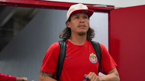 Rubén González, jugador de Chivas, llegando al estadio del Guadalajara.