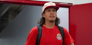 Rubén González, jugador de Chivas, llegando al estadio del Guadalajara.