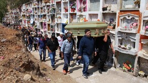 Familiares y amigos se reunieron para acompañar a la familia en el acto religioso, previo al traslado del féretro.