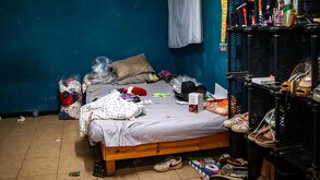 Cuarto de hotel desordenado, ocupado por mujeres obligadas a prostituirse.