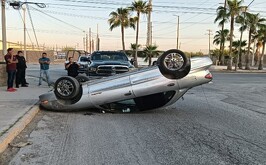 Automóvil volcado luego de que su conductor manejara a exceso de velocidad.