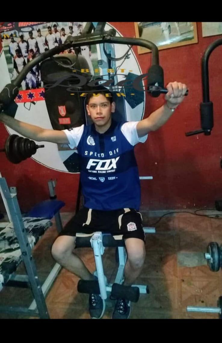 Isaías en foto entrenando en un gimnasio.
