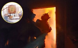 Bomberos sofocando un voraz incendio que consumió la habitación de una vivienda, excepto una imagen de la Virgen de Guadalupe.