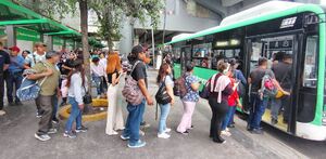 Filas en transporte público en Monterrey