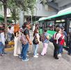 Filas en transporte público en Monterrey