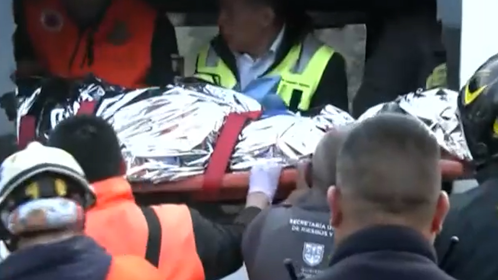 Un camión de carga sin frenos impactó una combi en la autopista México-Puebla, Iztapalapa. Hay 4 pasajeros prensados y heridos de gravedad.