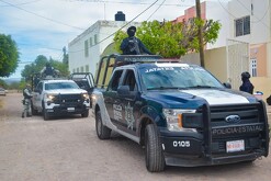 Patrulla y oficiales de la Policía Estatal de Nayarit delante de un vehículo con militares de la Guardia Nacional