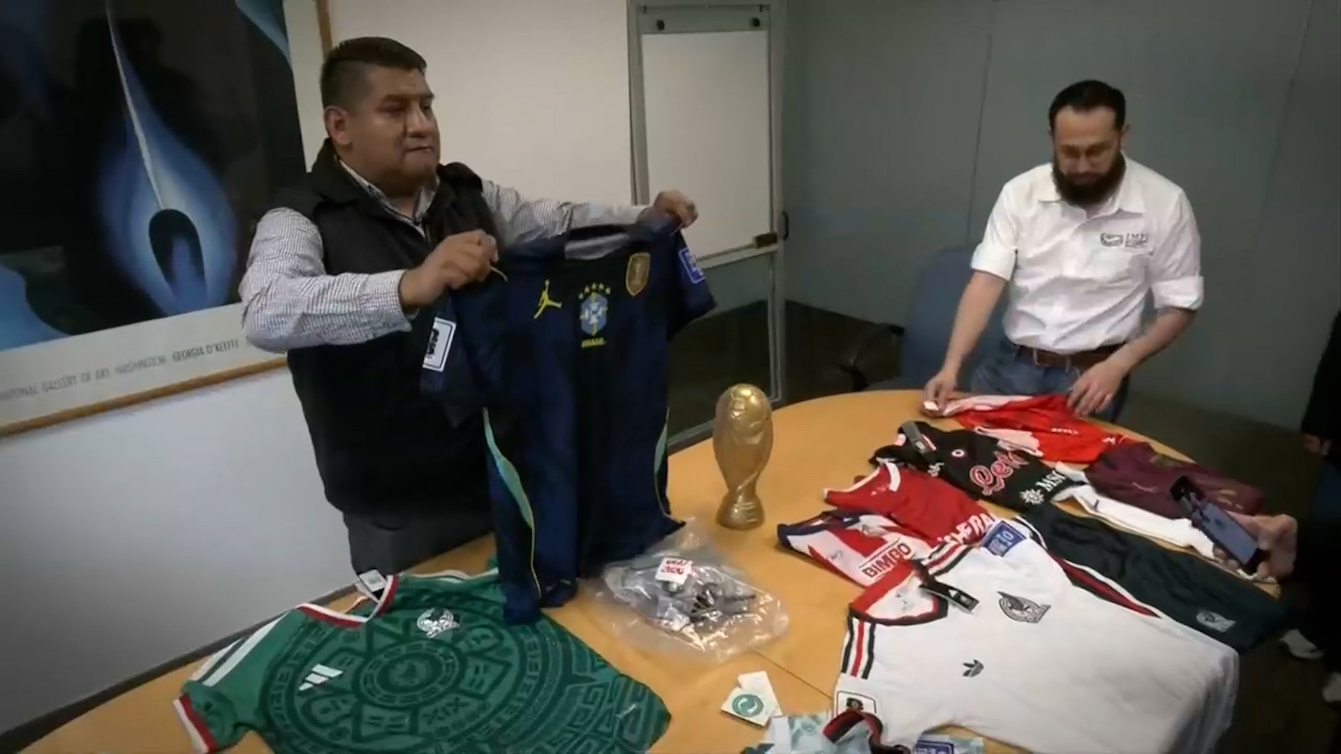 Autoridades aseguran 79 toneladas de mercancía ilegal en el Centro Histórico. Decomisan perfumes y cosméticos que representan un grave riesgo para la salud.