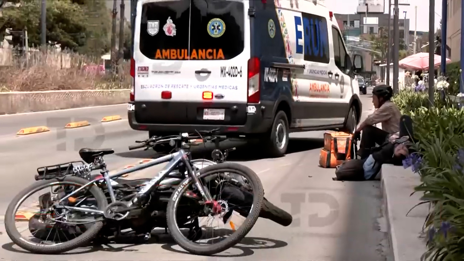 Un motociclista y un ciclista repartidor chocaron en el carril confinado del Metrobús sobre Avenida Chapultepec. Ambos resultaron con lesiones menores.