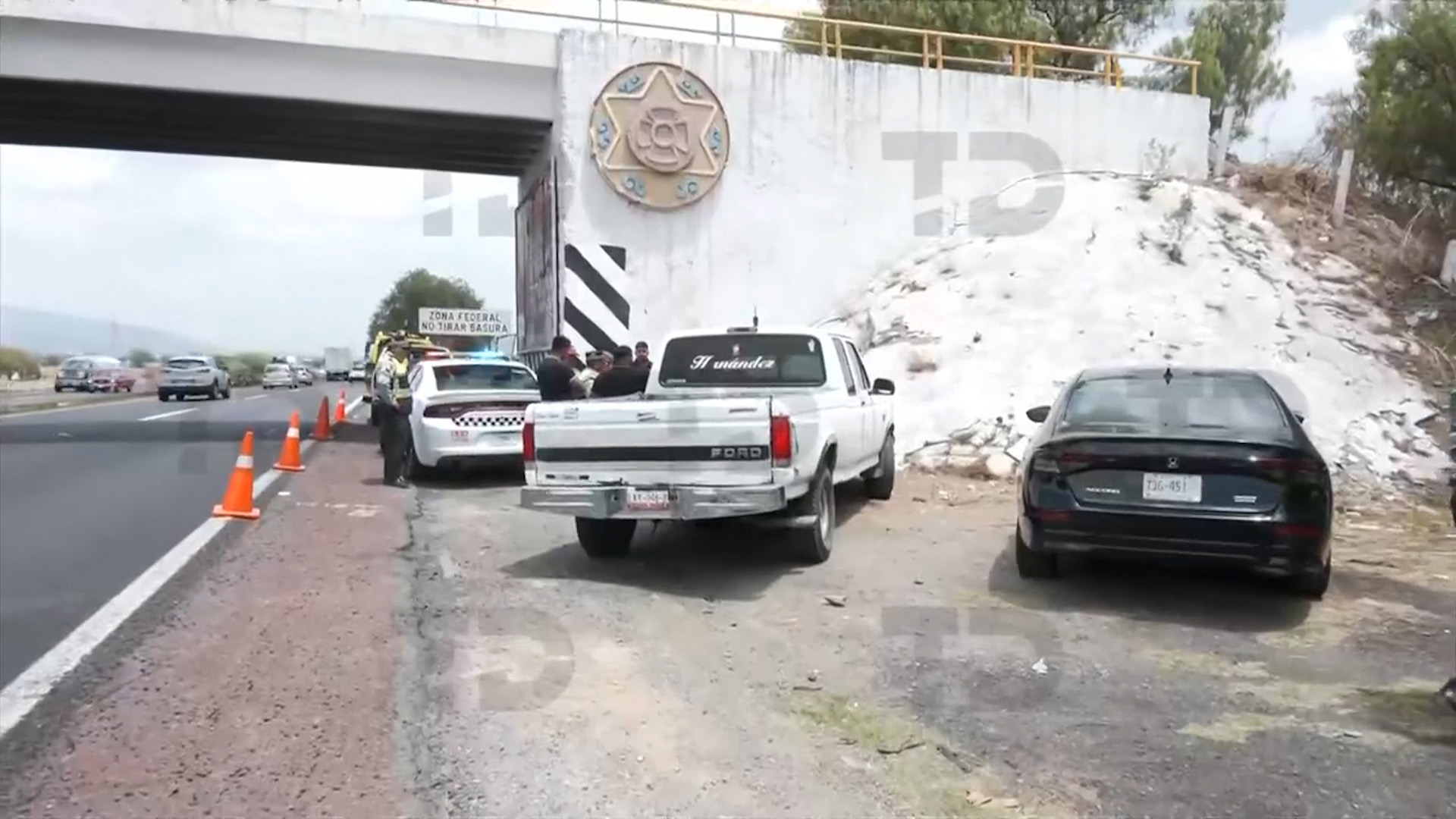 Un motociclista resultó lesionado tras derrapar en el kilómetro 15 de la autopista México-Pirámides, a la altura de Acolman. Hay intenso tráfico en la zona.