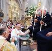 un sacerdote lava los pies de una persona durante el jueves santo en la catedral de puebla