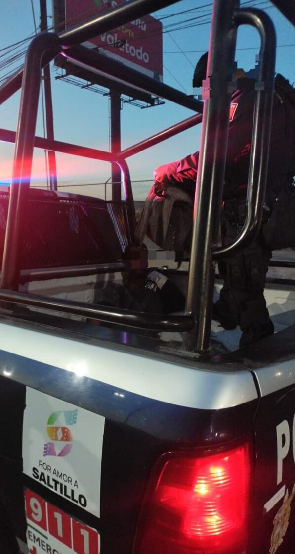 Uno de los conductores, cuya unidad presentó daños en una luz trasera, detuvo su marcha y dio aviso a las autoridades.