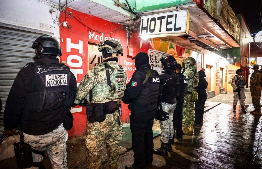 Policías y militares formados afuera de un hotel en Oaxaca.