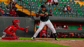 un jugador de pericos de puebla en un juego de beisbol contra diablos rojos