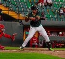 un jugador de pericos de puebla en un juego de beisbol contra diablos rojos