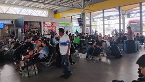 Personas en central de autobuses Monterrey