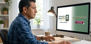 Hombre usando el simulador del SAT para la Declaración anual 2026.