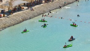 Habitantes de García nadando en playa.