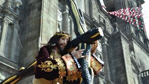 Figura de Jesús cargando una cruz afuera de la Catedral de Puebla.