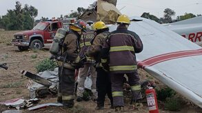 Personal de bomberos atendiendo una avioneta desplomada en Huejotzingo.
