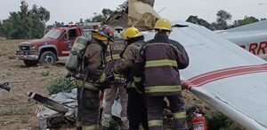 Personal de bomberos atendiendo una avioneta desplomada en Huejotzingo.