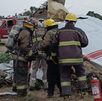 Personal de bomberos atendiendo una avioneta desplomada en Huejotzingo.