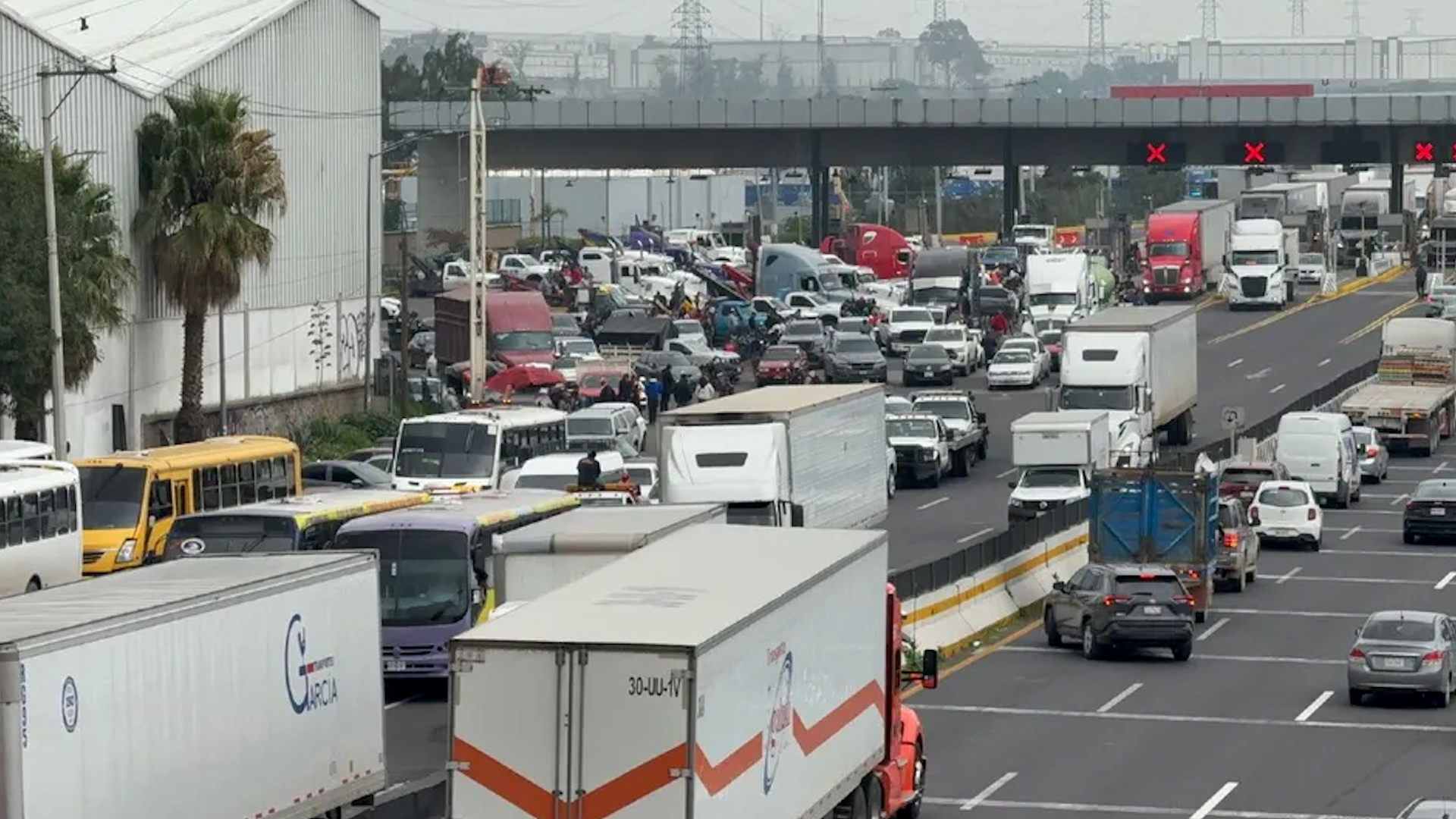Se reporta una alta afluencia de vehículos en la caseta de cobro hacia el estado de Hidalgo.