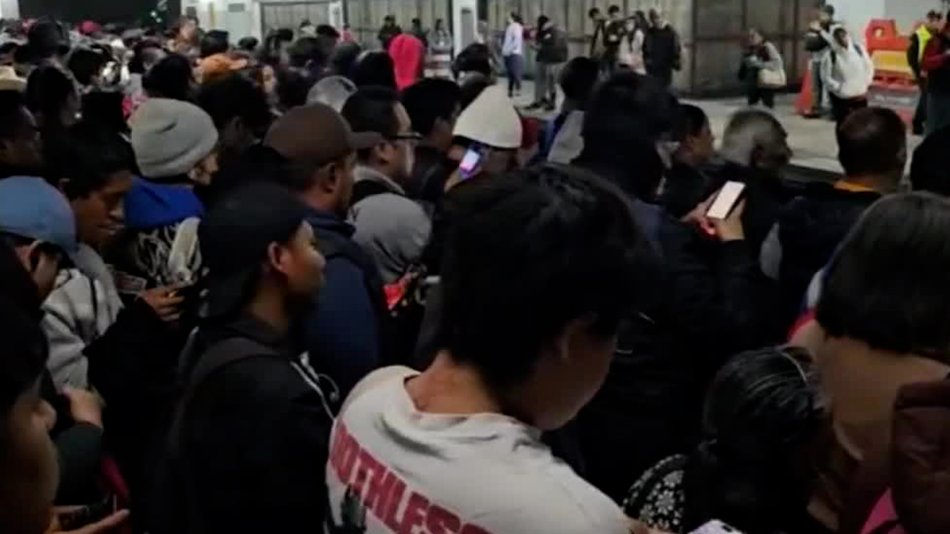 Usuarios del STC Metro reportan afectaciones y retrasos en sus traslados por fallas mecánicas en una unidad.